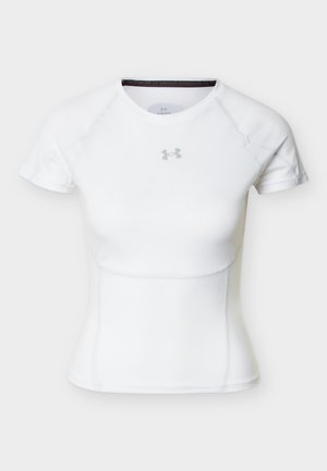 Bela športna oprijeta majica s kratkimi rokavi, okrogel izrez in siva logo znamke Under Armour na sredini prsnega koša.