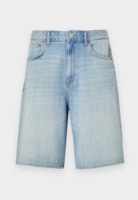 Shorts en denim bleu clair avec une coupe droite, dotés d'une fermeture à bouton et à fermeture éclair, de cinq poches et d'une finition légèrement délavée.