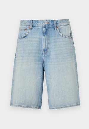 Shorts din denim bleu deschis, cu croială dreaptă, având închidere cu buton și fermoar, cinci buzunare și un finisaj ușor decolorat.
