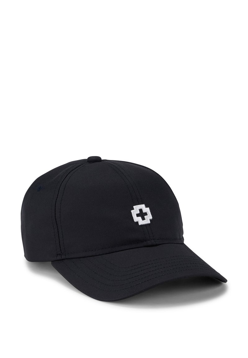 Cappellino nero realizzato in tessuto morbido con visiera curva, caratterizzato da un'emblema a forma di croce bianca sul davanti e design a sei pannelli.