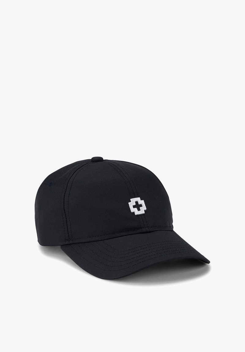 Cappellino nero realizzato in tessuto morbido con visiera curva, caratterizzato da un'emblema a forma di croce bianca sul davanti e design a sei pannelli.