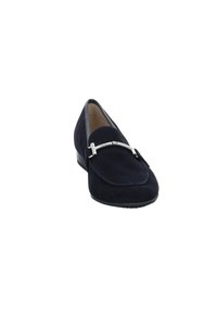 Marineblauwe suede instapper met een scherpe neus, details in zilverkleurig metaal en een lage hak. De gladde textuur en nette stiksels versterken het ontwerp.