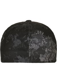 Zwarte pet met een gestructureerd camouflagepatroon, met een ronde achterkant en subtiele stiksels. Gemaakt van zachte stof.