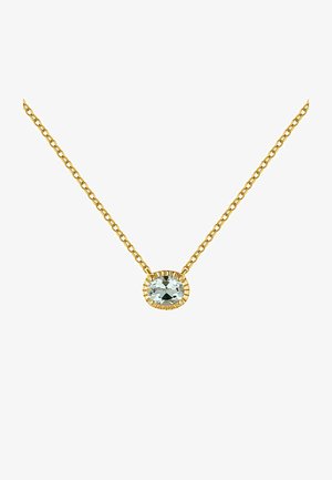 Collar de cadena de oro con una piedra ovalada engastada en un acento redondo texturizado. La piedra es de color azul claro con facetas que reflejan la luz.