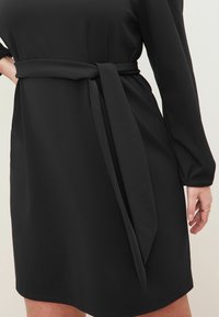 Lipsy LONG SLEEVE ROUND NECK TIE WAIST - Nappali ruha - black
