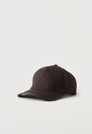 Casquette de baseball marron foncé avec un motif texturé subtil et une visière noire légèrement courbée sur un fond clair uni.