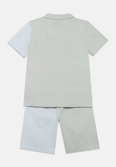 Dwuczęściowa piżama w paski z krótkim rękawem, w jasnoniebiesko-bladzie zielonym kolorze. Góra z kołnierzykiem; spodenki z elastycznym pasem.