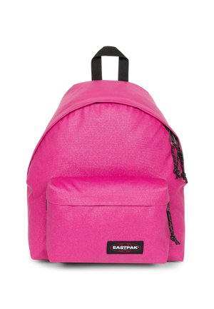 Jasnoróżowy plecak z przednią kieszenią i czarną rączką, z wieloma czarnymi suwakami i naszywką z logo Eastpak na kieszeni.