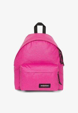 Jasnoróżowy plecak z przednią kieszenią i czarną rączką, z wieloma czarnymi suwakami i naszywką z logo Eastpak na kieszeni.