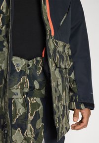 Columbia CORESHOT™ PRINTED JACKET - Casaco de esqui - greenscape/treebark/black