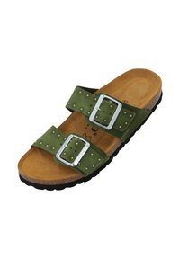 Sandalo verde in suede con due larghe cinghie, fibbie in argento, borchie visibili, soletta in sughero e suola in gomma nera.