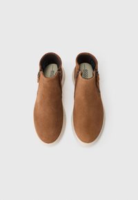 Brune semskede slip-on sko med en glat finish, med sideskuldre, en lysgummisål og polstrede indlæg.