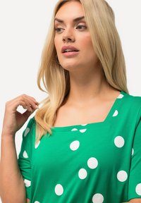 Ulla Popken POLKA DOT SHORT SLEEVE TEE - Triko s potiskem - emerald