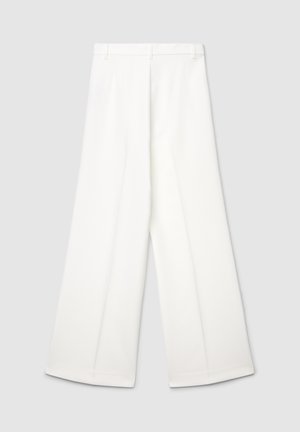 Pantaloni bianchi a gamba larga con una texture liscia e taglio dritto, caratterizzati da passanti per cintura e un dettaglio a piega frontale. Nessuna ferramenta visibile.