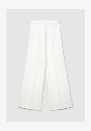 Pantaloni bianchi a gamba larga con una texture liscia e taglio dritto, caratterizzati da passanti per cintura e un dettaglio a piega frontale. Nessuna ferramenta visibile.