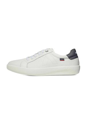 Sneaker bianca low-top con lacci bianchi, linguetta del tallone nera, logo laterale discreto e suola in gomma texturizzata su sfondo bianco.