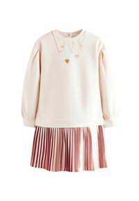 Hellrosa Sweatshirt mit Puffärmeln, verziert mit goldenen Halsketten-Grafiken. Kombiniert mit einem plissierten rosa Sat skirt. Insgesamt weiche Textur.