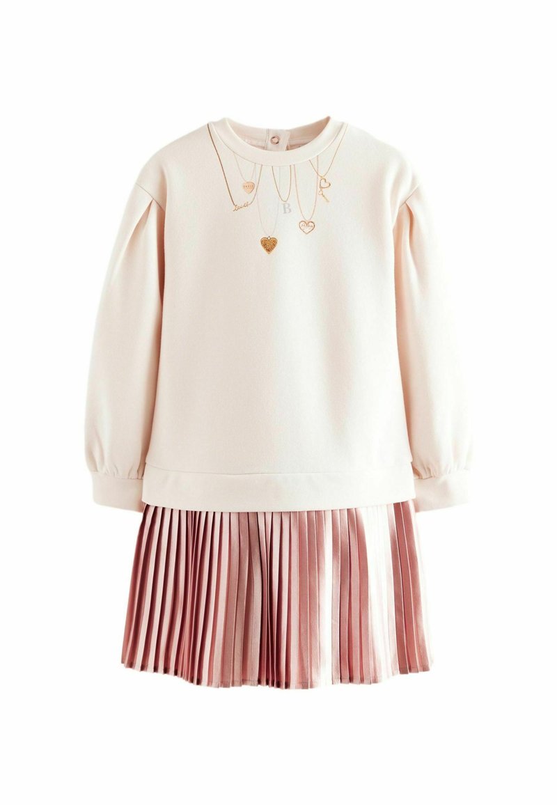 Hellrosa Sweatshirt mit Puffärmeln, verziert mit goldenen Halsketten-Grafiken. Kombiniert mit einem plissierten rosa Sat skirt. Insgesamt weiche Textur.