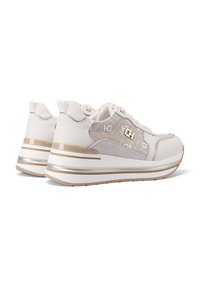 Sneakers bianchi con accenti beige chiaro, caratterizzati da pannelli in rete, dettagli in oro e una suola imbottita con un design spesso per un comfort maggiore.