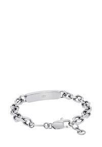 Pulsera de cadena de plata con eslabones grandes y una etiqueta rectangular grabada. Cuenta con un cierre de langosta para un cierre seguro. Acabado suave y pulido.