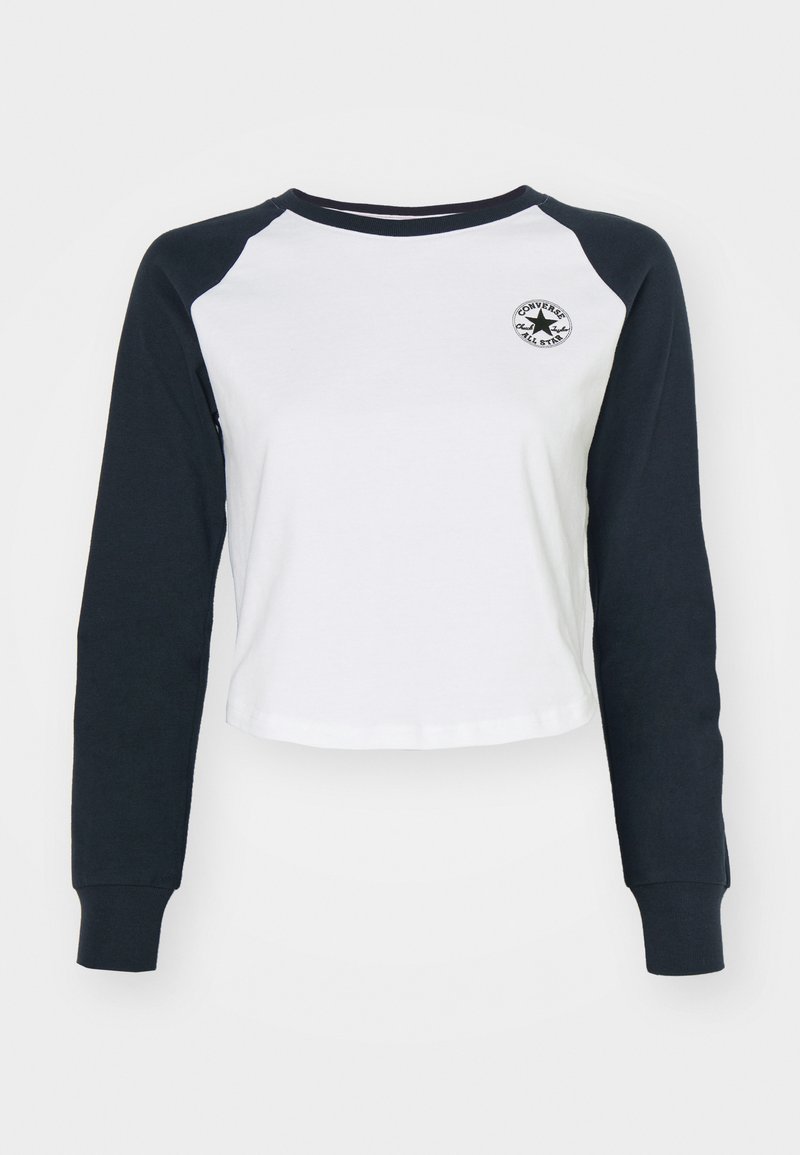 Maglietta bianca a maniche lunghe e corte con maniche raglan nere e un piccolo logo rotondo Converse All Star sul lato sinistro del petto.