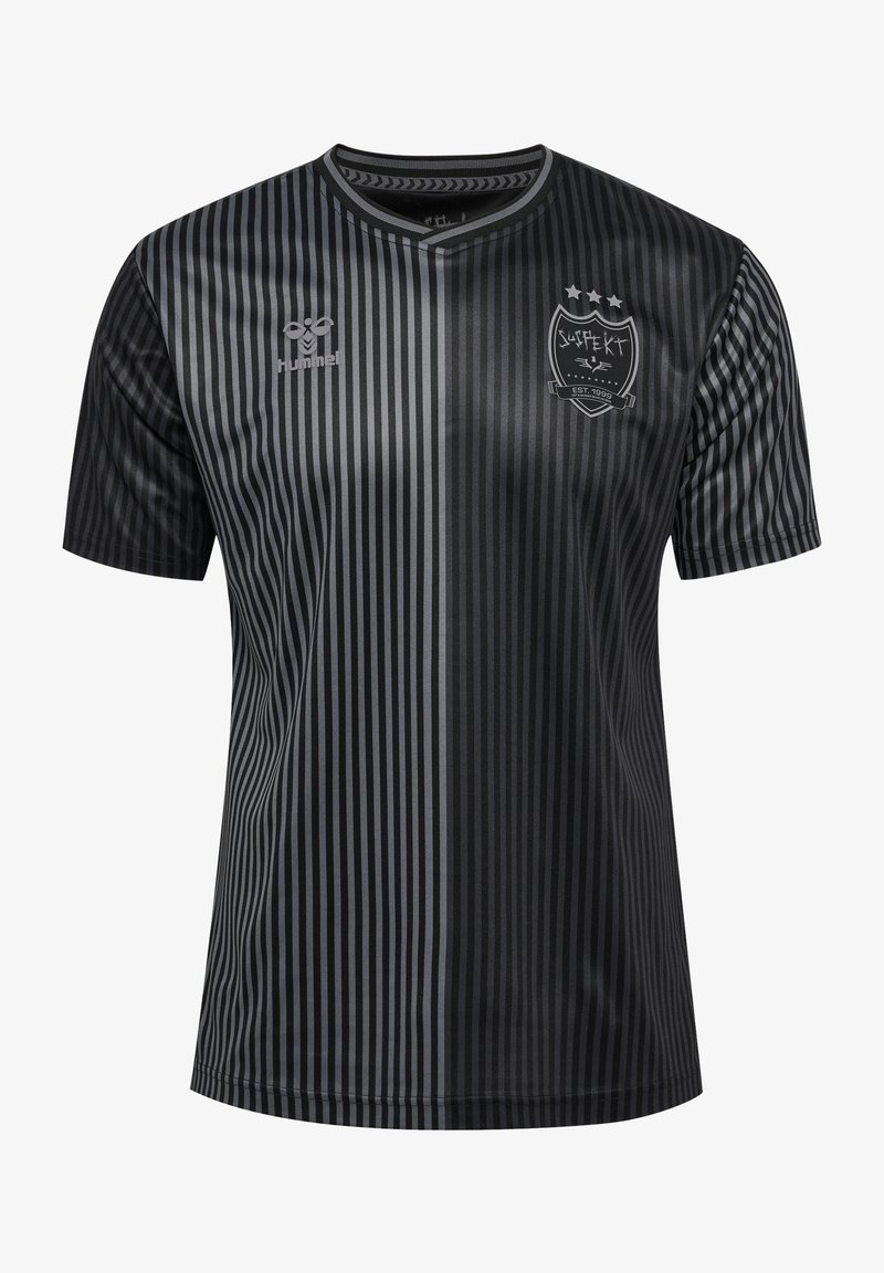 Schwarzes Sporttrikot mit kurzen Ärmeln, vertikalen grauen Streifen, V-Ausschnitt, "Hummel"-Logo und einem Wappen mit drei Sternen auf der Brust.