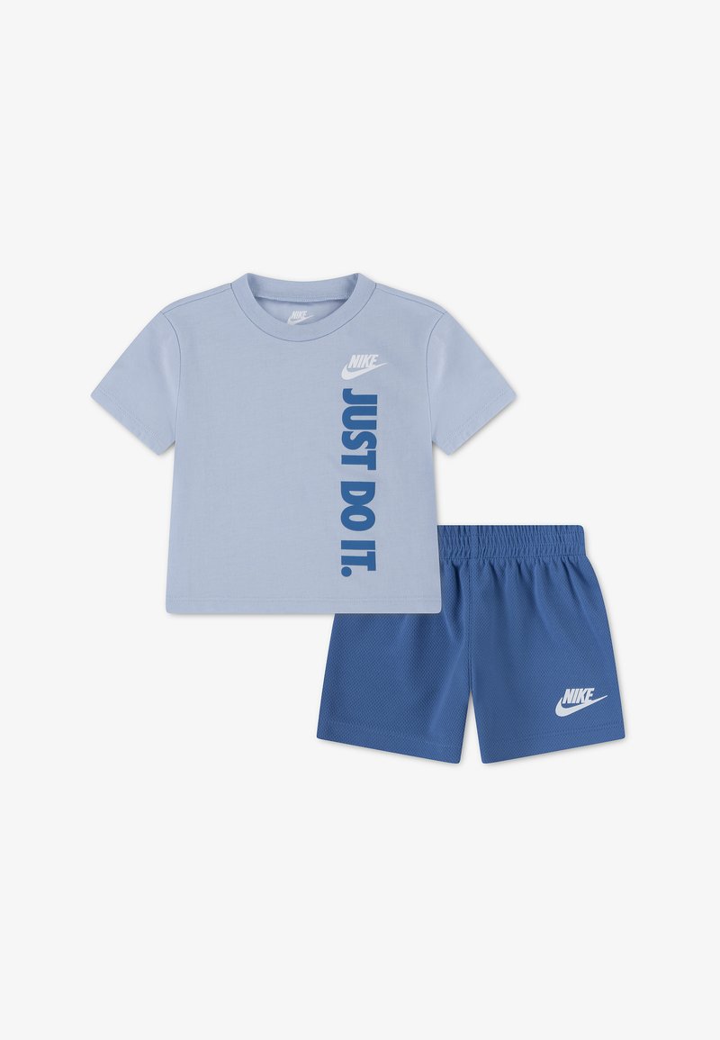 Ανοιχτό μπλε παιδικό T-shirt Nike με το κείμενο «JUST DO IT.» και ταιριαστό μπλε σορτσάκι Nike με ελαστική μέση και λογότυπο.