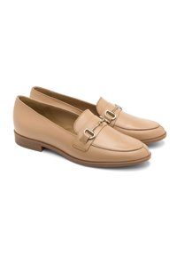 Beige nahkaa loaferit pyöreällä varvalla ja koristeellisella metallitarvikkeella. Tasainen korko ja sileä pinta. Klassinen muotoilu, monipuolinen erilaisiin asusteisiin.