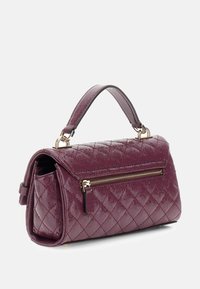 Borsa a tracolla bordeaux trapuntata con finitura lucida, cerniera dorata, manico superiore e tracolla removibile per opzioni di trasporto versatili.