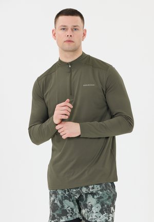 Olivengrøn langærmet zip-up top med høj krave og diskret logo-detalje. Glat, letvægtsstof med tætsiddende design.