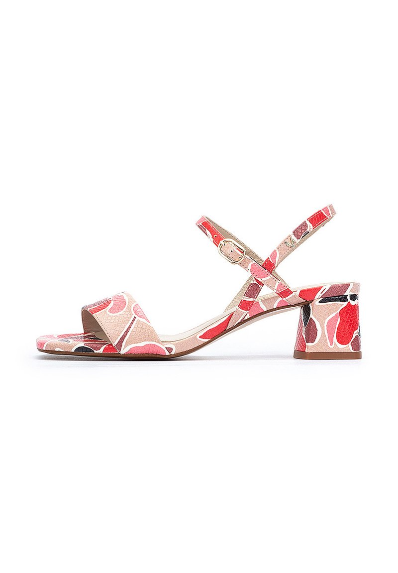 Sandal con tacco colorato caratterizzato da un motivo floreale in rosa, rosso e neutro. Realizzato in materiale testurizzato con tacco a blocco e cinturino alla caviglia.