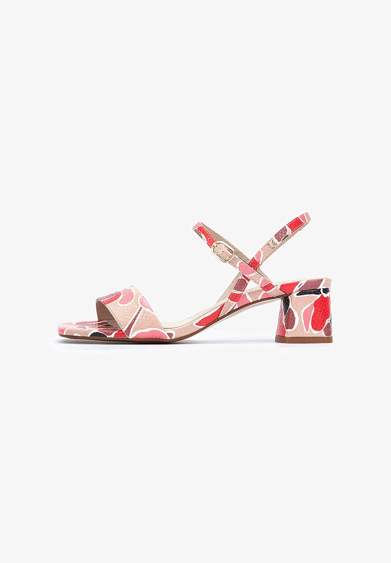 Sandal con tacco colorato caratterizzato da un motivo floreale in rosa, rosso e neutro. Realizzato in materiale testurizzato con tacco a blocco e cinturino alla caviglia.
