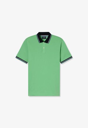 Polo verde in cotone con colletto classico, pattina con tre bottoni e dettagli blu navy sul colletto e sulle maniche.