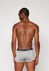 Calvin Klein Underwear MICROFIBRE STRETCH LOW RISE TRUNK 3 PACK  - Gaćice - black/dahlia/griffin