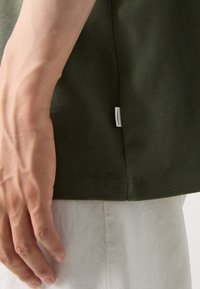 Lindbergh O NECK TEE OVERSIZE - Jednoduché tričko - olive