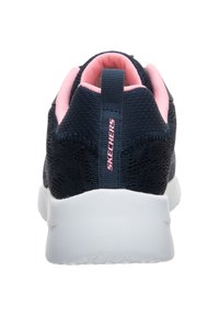 Scarpa sportiva blu navy con una parte superiore testurizzata, fodera rosa e maniglia; presenta una suola bianca con un battistrada a disegno.