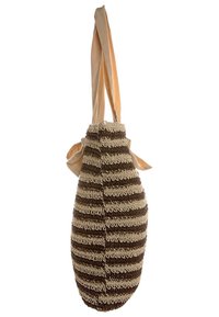 Vävd tote-väska med växelvis bruna och beige ränder. Har mjuka tygremmar och en rundad botten. Slät textur, lättviktig design.