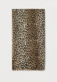 Διπλωμένο ορθογώνιο φουλάρι με μοτίβο λεοπάρ σε αποχρώσεις καφέ, μαύρου και μπεζ, με ελαφρώς φθαρμένες άκρες σε λευκό φόντο.