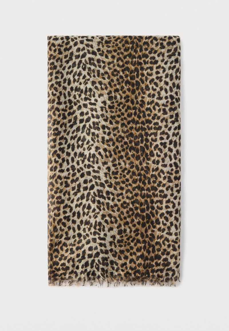 Διπλωμένο ορθογώνιο φουλάρι με μοτίβο λεοπάρ σε αποχρώσεις καφέ, μαύρου και μπεζ, με ελαφρώς φθαρμένες άκρες σε λευκό φόντο.