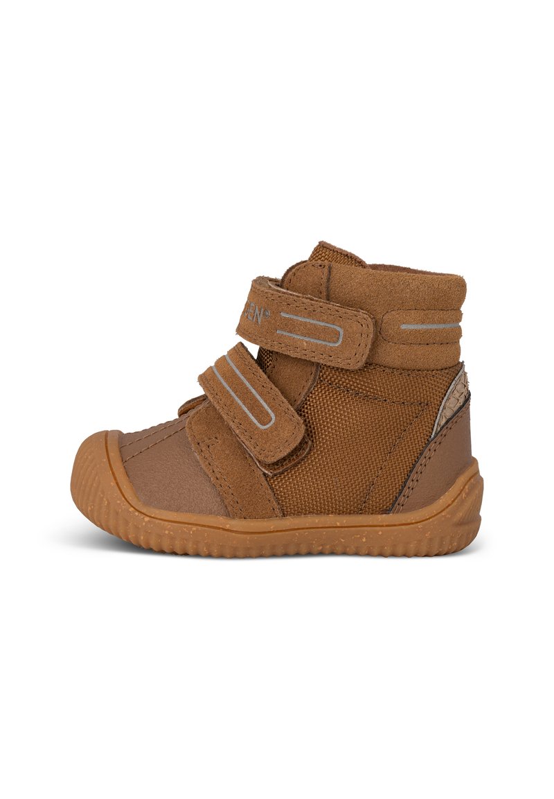 Botas marrones para niños pequeños, hechas de ante y tela, con dos correas de velcro, suela de goma texturizada y diseño de puntera reforzada.