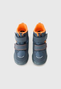 Botas de alta com isolamento em azul com forro de lã laranja, tiras de velcro, tecido texturizado e solas de borracha. Adequadas para tempo frio.