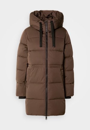 Chaqueta de parka acolchada marrón con cuello alto, cremallera negra y capucha con cordón. Presenta costuras horizontales y bolsillos laterales.