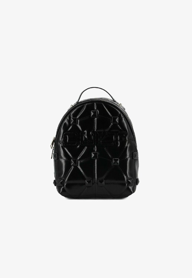 Zaino trapuntato nero realizzato in materiale lucido. Presenta una forma arrotondata, un logo in rilievo e accenti a forma di piramide. Comprende una maniglia superiore e cerniere.