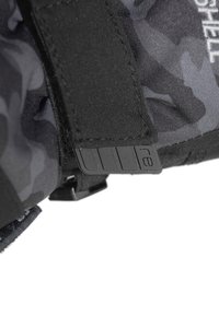 Zwarte camouflage tactische handschoen met textielmateriaal, verstelbare riem met een plastic gesp, en versterkte stiksels op de randen.