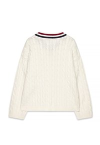 Cremfarbener Kabelstrickpullover mit geripptem Saum und einem dreifarbigen Streifenkragen. Weiche Textur mit langen Ärmeln und klassischem Design.