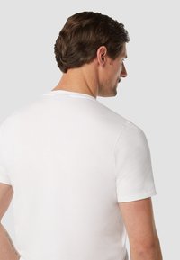 Witte T-shirt met korte mouwen en een eenvoudige achterkant, gemaakt van zachte stof, met een ronde halslijn en subtiele stiksels.