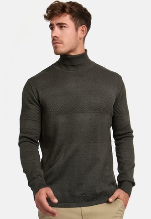 Suéter de cuello alto de punto verde oscuro con franjas horizontales texturizadas y lisas, puños acanalados y una silueta ajustada.