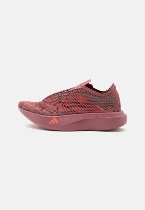 Αθλητικό παπούτσι slip-on με πάνω μέρος από βιολετί διχτυωτό ύφασμα, παχιά σόλα και λογότυπο "Stella McCartney" στο πλάι.