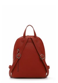 Roter Leder-Rucksack mit strukturierter Oberfläche, runder Form, verstellbaren Trägern und einer seitlichen Reißverschluss-Tasche. Oben Griff für einfaches Tragen.
