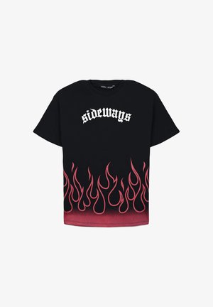 Czarny, oversize T-shirt z białą grafiką "na boku" i czerwonymi płomieniami na dolnym wykończeniu, wykonany z bawełnianego materiału o gładkiej fakturze.